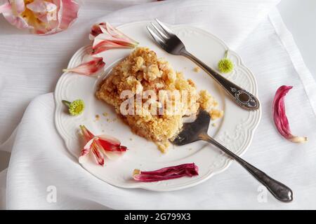 Kuchen, Apfel - Rhabarber Streuseln, Studiofotografie Stockfoto