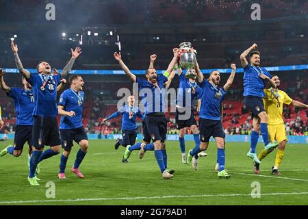 London, Großbritannien. Juli 2021. Spieler mit Pokal, Pokal, Trophäe, Trophäe. Von links: Federico BERNARDESCHI (ITA), Andrea BELOTTI (ITA), Giorgio CHIELLINI (ITA), Leonardo BONUCCI (ITA), goalwart Gianluigi DONNARUMMA (ITA). Jubel, Freude, Begeisterung, Aktion. Finale, Spiel M51, Italien (ITA) - England (eng) 4-3 IE am 07/11/2021 in London/Wembley Stadium. Fußball Euro 2020 von 11.06.2021-11.07.2021. Foto; Marvin Guengoer/GES/Pool via Sven Simon Fotoagentur GmbH & Co. Pressefoto KG # Prinzessin-Luise-Str. 41 # 45479 M uelheim/R uhr # Tel 0208/9413250 # Fax. 0208/9413260 # GLS Bank # BLZ 430 609 67 # accoun Stockfoto