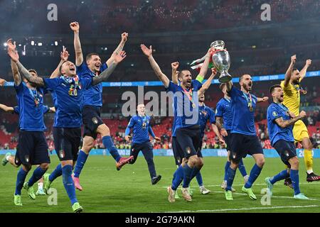 London, Großbritannien. Juli 2021. Spieler mit Pokal, Pokal, Trophäe, Trophäe. Von links: Federico BERNARDESCHI (ITA), Andrea BELOTTI (ITA), Giorgio CHIELLINI (ITA), Leonardo BONUCCI (ITA), goalwart Gianluigi DONNARUMMA (ITA). Jubel, Freude, Begeisterung, Aktion. Finale, Spiel M51, Italien (ITA) - England (eng) 4-3 IE am 07/11/2021 in London/Wembley Stadium. Fußball Euro 2020 von 11.06.2021-11.07.2021. Foto; Marvin Guengoer/GES/Pool via Sven Simon Fotoagentur GmbH & Co. Pressefoto KG # Prinzessin-Luise-Str. 41 # 45479 M uelheim/R uhr # Tel 0208/9413250 # Fax. 0208/9413260 # GLS Bank # BLZ 430 609 67 # accoun Stockfoto