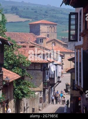 VISTA ELEVADA DE UNA CALLE DEL PUEBLO - AL FONDO LA COLEGIATA. Lage: AUSSEN. SANTILLANA DEL MAR. Kantabrien. SPANIEN. Stockfoto