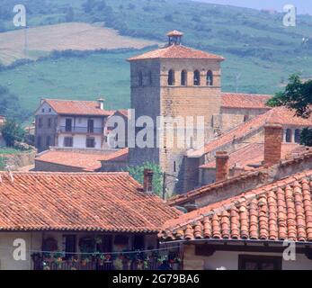 TORRE DE LA COLEGIATA DE SANTA JULIANA SOBRESALIENDO POR ENCIMA DE LOS TEJADOS. Lage: AUSSEN. SANTILLANA DEL MAR. Kantabrien. SPANIEN. Stockfoto