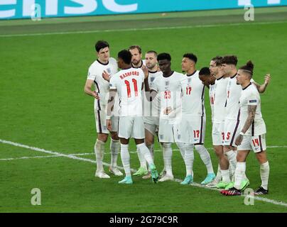 London, England, 11. Juli 2021. Englands Spieler trösten Marcus Rashford aus England nach seinem Elfmeterverpass während des UEFA-Europameisterschaftsfinalspieles im Wembley Stadium, London. Bildnachweis sollte lauten: David Klein / Sportimage Stockfoto