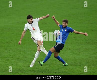 London, England, 11. Juli 2021. Bryan Cristante aus Italien und Harry Maguire aus England während des UEFA-Europameisterschaftsfinalspiel im Wembley-Stadion in London. Bildnachweis sollte lauten: David Klein / Sportimage Stockfoto