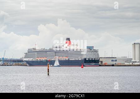 Southampton, Großbritannien. 8. Juli 2021. Das Cunard Queen Elizabeth-Kreuzschiff dockte im Hafen von Southampton an, wie von Hythe Marina aus gesehen, nachdem es Anfang dieser Woche zurückkehrte, weil das Personal positive Tests für Covid-19 gemacht hatte Stockfoto