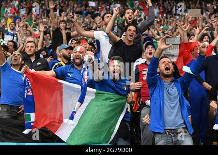 London, Großbritannien. Juli 2021. Italienische Fans, Fußballfans, Finale, Spiel M51, Italien (ITA) - England (eng) am 07/11/2021 in London/Wembley Stadium. Fußball Euro 2020 von 11.06.2021-11.07.2021. Foto; Marvin Guengoer/GES/Pool via Sven Simon Fotoagentur GmbH & Co. Pressefoto KG # Prinzessin-Luise-Str. 41 # 45479 M uelheim/R uhr # Tel 0208/9413250 # Fax. 0208/9413260 # GLS Bank # BLZ 430 609 67 # Konto 4030 025 100 # IBAN DE75 4306 0967 4030 0251 00 # BIC GENODEM1GLS # www.svensimon.net. Quelle: dpa picture Alliance/Alamy Live News Stockfoto