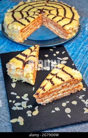 Traditioneller ungarischer Esterhazy-Kuchen auf schwarzem Teller Stockfoto