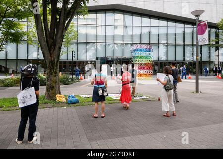 Tokio, Japan. Juli 2021. Anti-olympische Aktivisten halten Plakate während eines Protestes vor dem Tachikawa Stage Garden. Die Fackellauf-Veranstaltungen begannen am 9. Juli in Tokio, weniger als einen Monat vor der Eröffnung der Olympischen Spiele. Quelle: Rodrigo Reyes Marin/ZUMA Wire/Alamy Live News Stockfoto