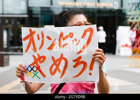 Tokio, Japan. Juli 2021. Ein antiolympischer Aktivist hält während eines Protestes vor dem Tachikawa Stage Garden ein Plakat. Die Fackellauf-Veranstaltungen begannen am 9. Juli in Tokio, weniger als einen Monat vor der Eröffnung der Olympischen Spiele. Quelle: Rodrigo Reyes Marin/ZUMA Wire/Alamy Live News Stockfoto