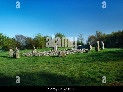 Sehen Sie SSE of Loanhead of Daviot Liegeradter Steinkreis, Aberdeenshire, Schottland, Großbritannien, zeigt den Kreis mit einem Liegerad und zwei Flanken um einen Käfig. Stockfoto