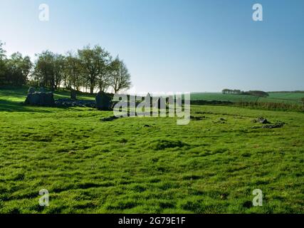 Blick nordwestlich von Loanhead of Daviot Neolithischer Liegerad-Steinkreis, Aberdeenshire, Schottland, Großbritannien, und den angrenzenden bronzezeitlichen eingezäunten Feuerbestattungsfriedhof. Stockfoto