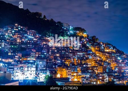 Favela Cantagalo in Rio de Janeiro. Wohngebäude auf einem Hügel zusammengepfercht, wodurch ein Muster aus bunten Gebäuden entsteht. Stockfoto