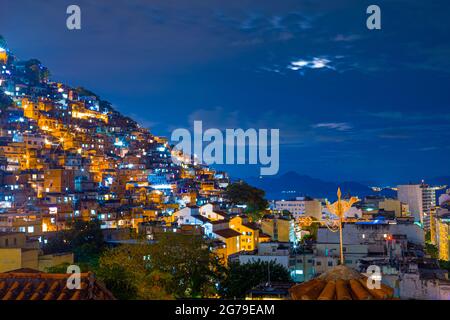 Favela Cantagalo in Rio de Janeiro. Wohngebäude auf einem Hügel zusammengepfercht, wodurch ein Muster aus bunten Gebäuden entsteht. Stockfoto