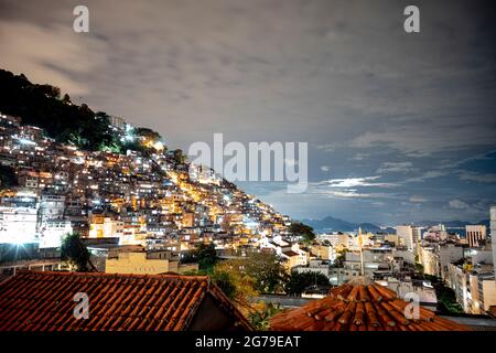 Favela Cantagalo in Rio de Janeiro. Wohngebäude auf einem Hügel zusammengepfercht, wodurch ein Muster aus bunten Gebäuden entsteht. Stockfoto