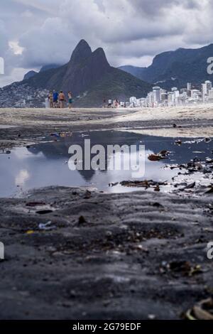 Großer Wasserpuddle nach Regen, der den Berg der zwei Brüder (Dois Irmaos) am Strand von Ipanema/Leblon in Rio de Janeiro, Brasilien widerspiegelt. Leica M10 Stockfoto