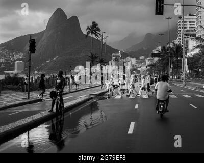 Großer Wasserpuddle nach Regen, der den Berg der zwei Brüder (Dois Irmaos) am Bürgersteig nahe dem Strand von Ipanema/Leblon in Rio de Janeiro, Brasilien, reflektiert. Leica M10 Stockfoto