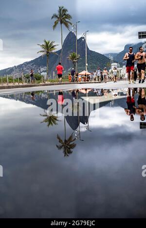 Großer Wasserpuddle nach Regen, der den Berg der zwei Brüder (Dois Irmaos) am Bürgersteig nahe dem Strand von Ipanema/Leblon in Rio de Janeiro, Brasilien, reflektiert. Leica M10 Stockfoto