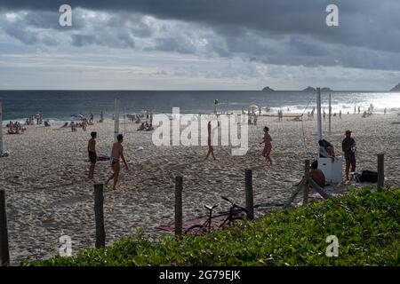 Junge Brasilianer spielen am Strand von Leblon eine Partie futevôlei (Footvolley), eine Sportart, die Fußball/Fußball und Volleyball kombiniert. Stockfoto