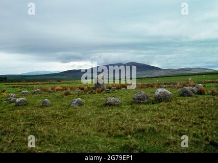 Glenquicken Moor Stone Circle, Galloway, Schottland, Großbritannien, mit Blick auf die Flotte von Cairnsmore. Ein Mittelsteinkreis mit 29 niedrigen Felsbrocken um eine Säule. Stockfoto