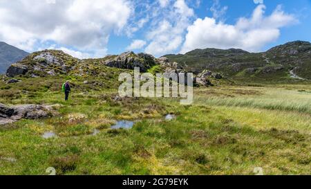 Inomminate Tarn auf Haystacks fiel über Buttermere im Lake District UK, der von Alfred Wainwright geliebt wurde, und der Ort, an dem seine Asche verstreut war Stockfoto