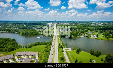 Luftaufnahme des Jacobson Park Lake und der Richmond Road in Lexington, Kentucky Stockfoto