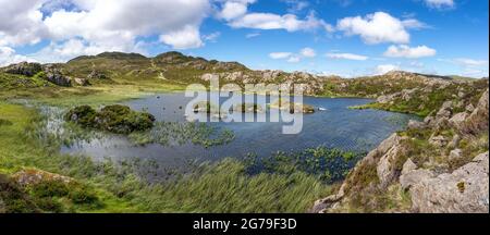 Inomminate Tarn auf Haystacks fiel über Buttermere im Lake District UK, der von Alfred Wainwright geliebt wurde, und der Ort, an dem seine Asche verstreut war Stockfoto