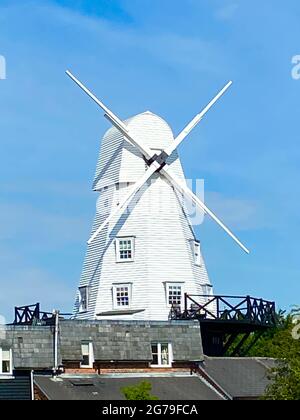 RYE, EAST SUSSEX, Großbritannien - 10.20.2020: Smck Windmill am Ufer des Flusses Tillingham in Rye in East Sussex ist diese einst funktionierende Windmühle ein Hotel Stockfoto