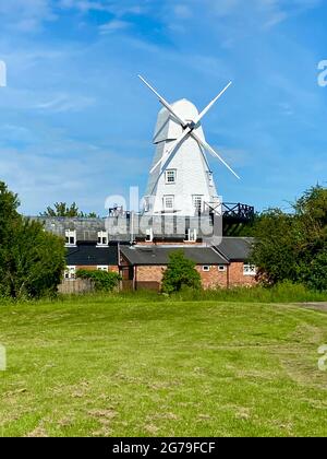 RYE, EAST SUSSEX, Großbritannien - 10.20.2020: Smck Windmill am Ufer des Flusses Tillingham in Rye in East Sussex ist diese einst funktionierende Windmühle ein Hotel Stockfoto