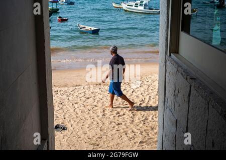 Ossos Beach in Armaço dos Buzios, einem brasilianischen Resort. Es ist bekannt als ein gehobenes Urlaubsziel mit zahlreichen Stränden, ruhigen Buchten mit Wassersportmöglichkeiten und Surfplätzen Stockfoto