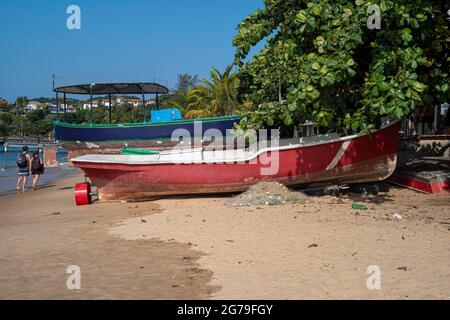 Ossos Beach in Armaço dos Buzios, einem brasilianischen Resort. Es ist bekannt als ein gehobenes Urlaubsziel mit zahlreichen Stränden, ruhigen Buchten mit Wassersportmöglichkeiten und Surfplätzen Stockfoto