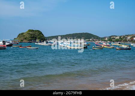 Ossos Beach in Armaço dos Buzios, einem brasilianischen Resort. Es ist bekannt als ein gehobenes Urlaubsziel mit zahlreichen Stränden, ruhigen Buchten mit Wassersportmöglichkeiten und Surfplätzen Stockfoto