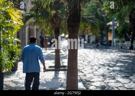 Die berühmte Stone Street (Rua das Pedras) in Buzios, Brasilien, ist voller Geschäfte und Restaurants und ist ein beliebter Touristenort in der Nacht. Stockfoto