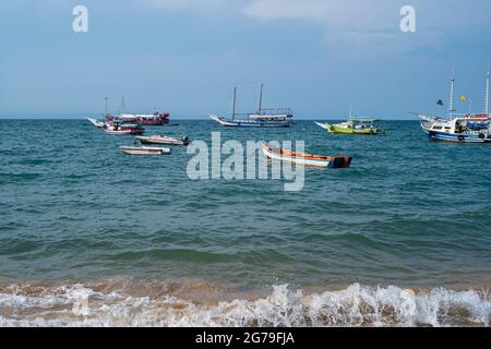 Ossos Beach in Armaço dos Buzios, einem brasilianischen Resort. Es ist bekannt als ein gehobenes Urlaubsziel mit zahlreichen Stränden, ruhigen Buchten mit Wassersportmöglichkeiten und Surfplätzen Stockfoto