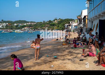 Ossos Beach in Armaço dos Buzios, einem brasilianischen Resort. Es ist bekannt als ein gehobenes Urlaubsziel mit zahlreichen Stränden, ruhigen Buchten mit Wassersportmöglichkeiten und Surfplätzen Stockfoto