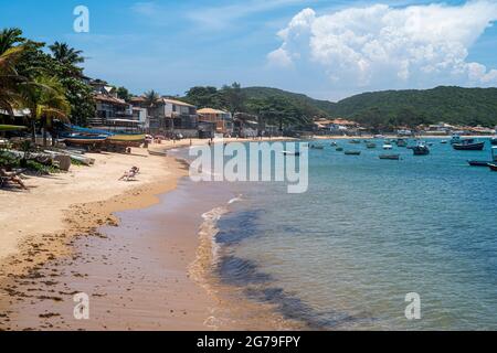 Ossos Beach in Armaço dos Buzios, einem brasilianischen Resort. Es ist bekannt als ein gehobenes Urlaubsziel mit zahlreichen Stränden, ruhigen Buchten mit Wassersportmöglichkeiten und Surfplätzen Stockfoto