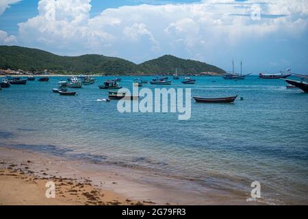 Ossos Beach in Armaço dos Buzios, einem brasilianischen Resort. Es ist bekannt als ein gehobenes Urlaubsziel mit zahlreichen Stränden, ruhigen Buchten mit Wassersportmöglichkeiten und Surfplätzen Stockfoto