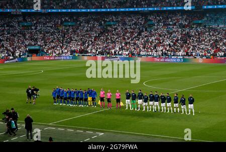 London, England, 11. Juli 2021. Italien und Englands Mannschaft stehen während der Nationalhymnen während des UEFA-Europameisterschaftsfinalspieles im Wembley-Stadion in London an. Bildnachweis sollte lauten: David Klein / Sportimage Stockfoto