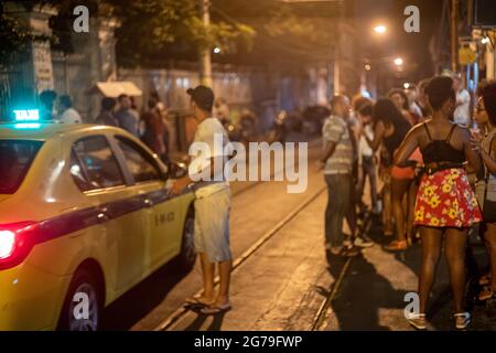 Authentische Party mit den Einheimischen in den Straßen und Bars von Santa Teresa, Rio de Janeiro, Brasilien bei einer warmen Sommernacht. Aufnahme mit Leica M10 Stockfoto