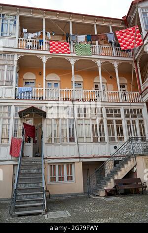 Haushaltstraditionen in Georgien. Die gewaschene Wäsche wird auf dem Balkon draußen getrocknet. Stockfoto