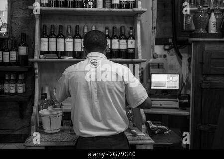 Authentische Party mit den Einheimischen in den Straßen und Bars von Santa Teresa, Rio de Janeiro, Brasilien bei einer warmen Sommernacht. Aufnahme mit Leica M10 Stockfoto