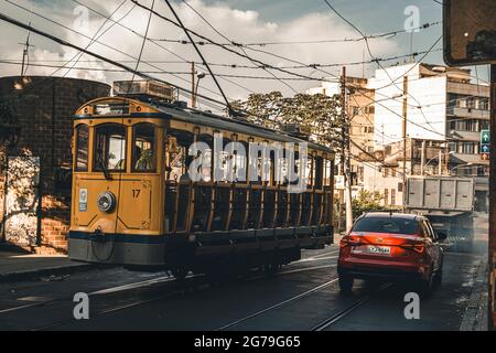 Altmodische gelbe bonde-Straßenbahn im Herzen des Hügelviertels Santa Teresa in Rio de Janeiro, Brasilien Stockfoto