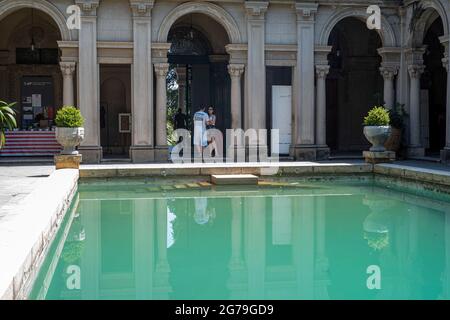 Innenhof des Herrenhauses von Parque Lage. Die Visual Arts School und ein Café sind für die Öffentlichkeit zugänglich. Rio de Janeiro, Brasilien Stockfoto