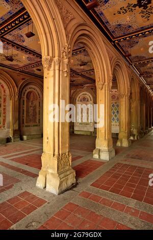 Bethesda Terrace und Fountain blicken auf den See im New York City Central Park. New York, NY, USA. Stockfoto