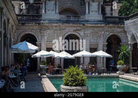 Innenhof des Herrenhauses von Parque Lage. Die Visual Arts School und ein Café sind für die Öffentlichkeit zugänglich. Rio de Janeiro, Brasilien Stockfoto