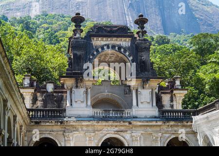 Innenhof des Herrenhauses von Parque Lage. Die Visual Arts School und ein Café sind für die Öffentlichkeit zugänglich. Rio de Janeiro, Brasilien Stockfoto