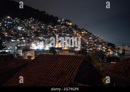 Favela Cantagalo in Rio de Janeiro. Wohngebäude auf einem Hügel zusammengepfercht, wodurch ein Muster aus bunten Gebäuden entsteht. Stockfoto