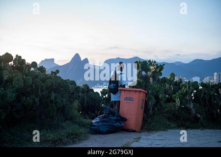 Ein magischer Ort: Die Menschen applaudieren, wenn die Sonne am Arpoador-Felsen untergeht, mit Blick auf den Strand von Ipanema und die Berge von Morro Dois Irmaos und Leblon im Hintergrund. Kamera: Leica M10 Stockfoto