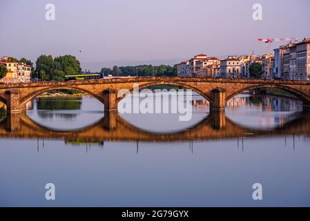 Ponte Santa Trinita und Arno River, Florenz, Toskana, Italien. Lebendige Farben am frühen Morgen ohne Touristen Stockfoto