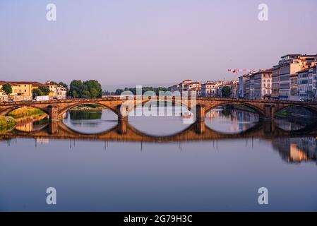 St Trinity Bridge, Ponte Santa Trinita im Fluss Arno, Florenz, Toskana, Italien. Bei Sonnenaufgang Stockfoto