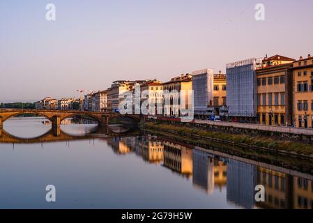 Trinity-Brücke, Ponte Santa Trinita, Fluss Arno, Florenz, Italien. Stockfoto