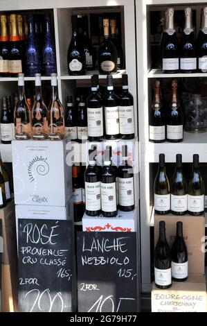 Kopenhagen, Dänemark. 12.Juli 2021, Franco Serra Wein bootle und plus andere Wein-Flaschen auf Regal foir Verkauf in Weinhandlung in der dänischen Hauptstadt. (Foto..F Stockfoto